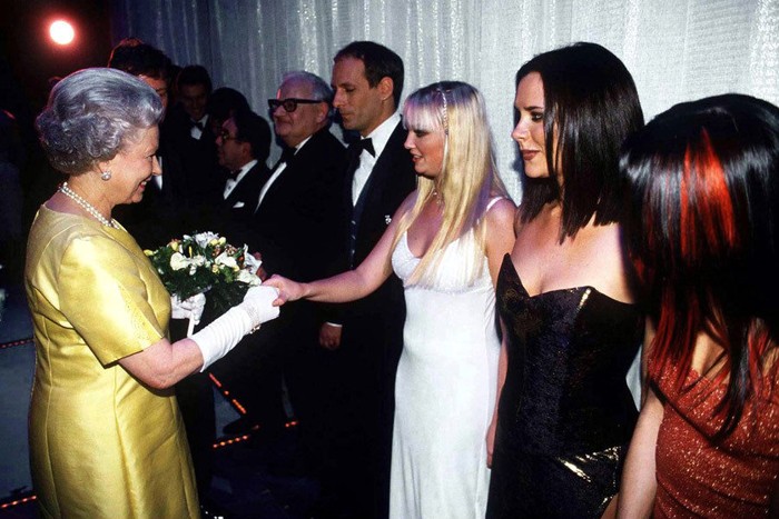 Năm 1997, Spice Girls tham gia buổi tiệc thời trang hoàng gia và cùng bắt tay với Nữ hoàng Anh.